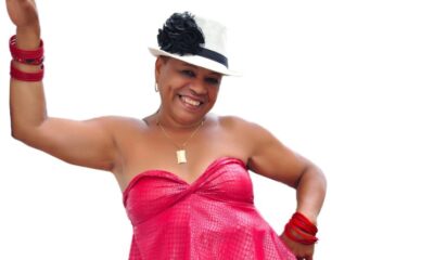 Ska reggae convida Gal do Beco que veste blusa rosa e chapéu branco.