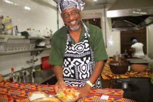 o projeto Culinária Musical idealizado pelo ator do Bando de Teatro Olodum, produtor cultural e também Afrochefe, Jorge Washington.