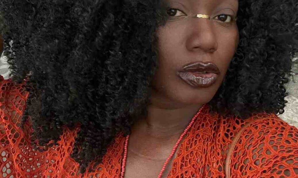 Carla Akotirene recebe Comenda Maria Quitéria em Salvador