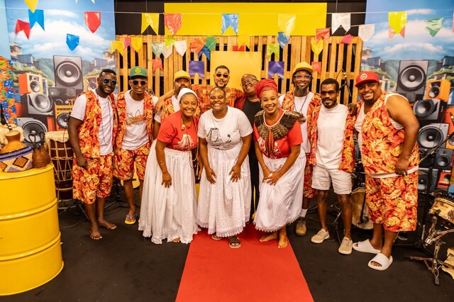 A partir da formação da Escola de Toques é que nasceu, em 2019, a Orquestra Irmãos no Couro, passando a uma fomentar a outra.